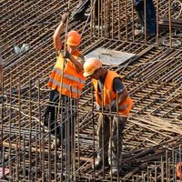 Construction-6 Ouvriers qualifiés du bâtiment en intérim sur un chantier