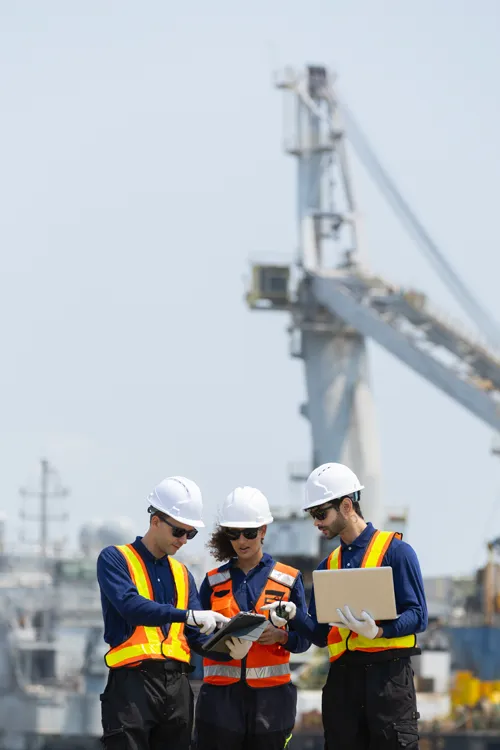 Engineering-hero Techniciens en EPI sur un site industriel portuaire – recrutement ingénierie et intérim technique
