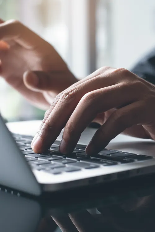 IT-hero Recrutement IT en Europe – professionnel de l'informatique travaillant sur ordinateur portable