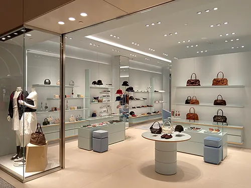 Visual merchandiser aménageant une vitrine de magasin